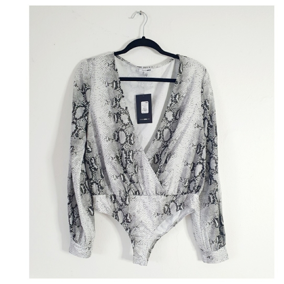 💥NWT- Grayish Snakeprint Longsleeve Bodysuit - Picture 6 of 14